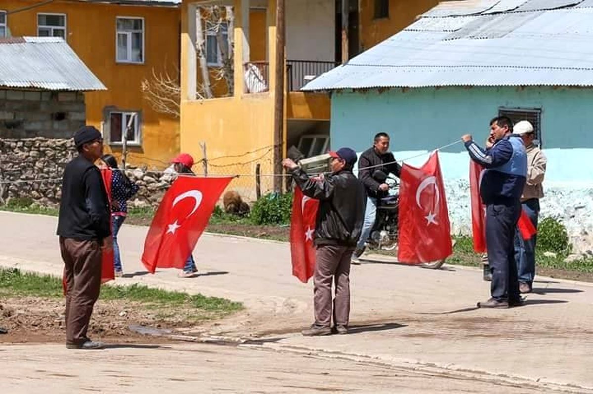 Türk Bayraklarıyla Şehit İçin Asıldı