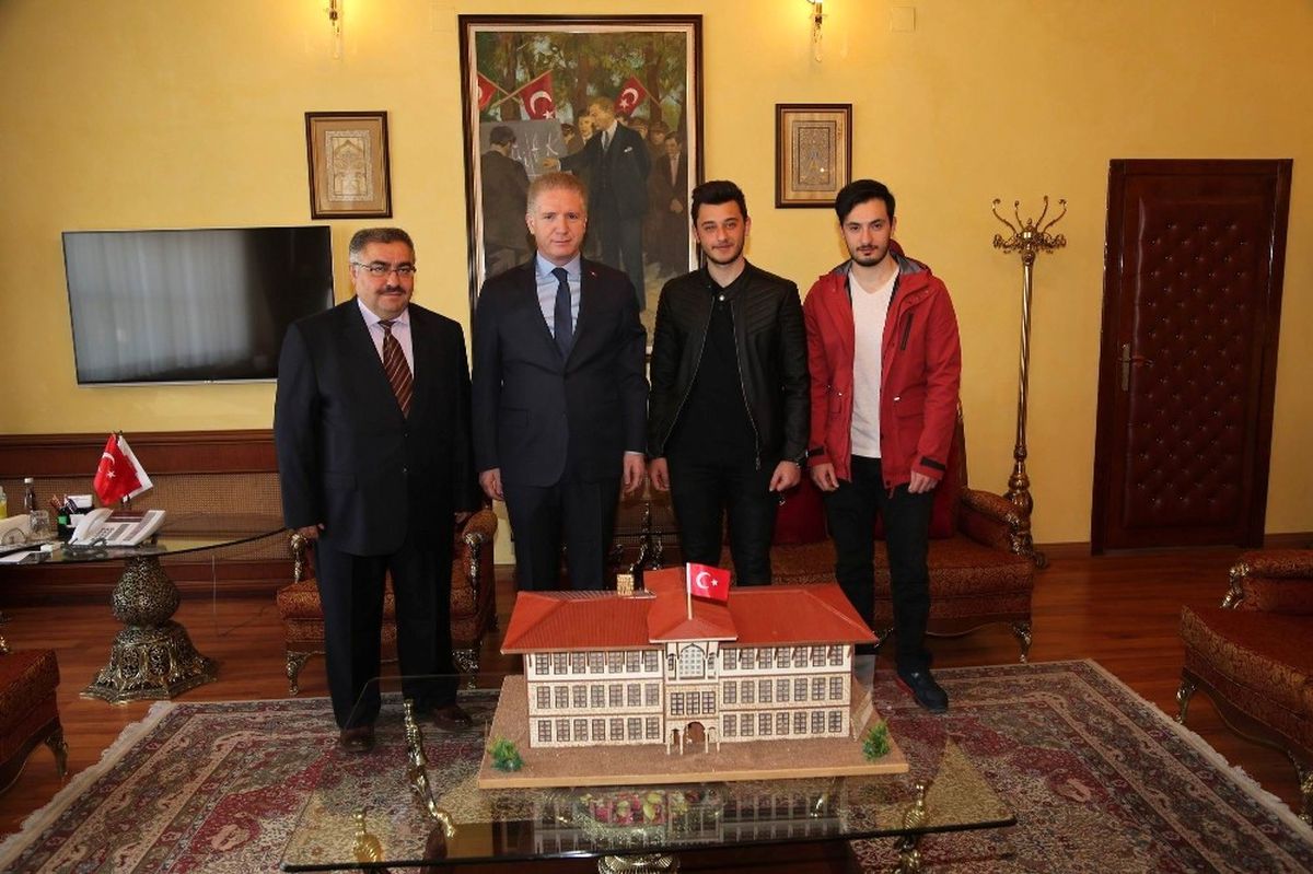 Vali Gül\'e Öğrenciler Valilik Maketi Hediye Etti