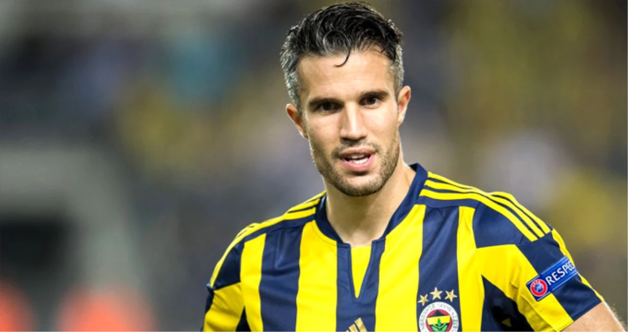 Van Persie, Burnunu Kırdığı Mahmut Tekdemir\'den Çiçek Alarak Özür Diledi