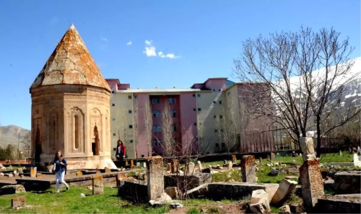 Van Tarihi Kümbetin Silüetini Bozan Yurt Halen Yıkılmadı