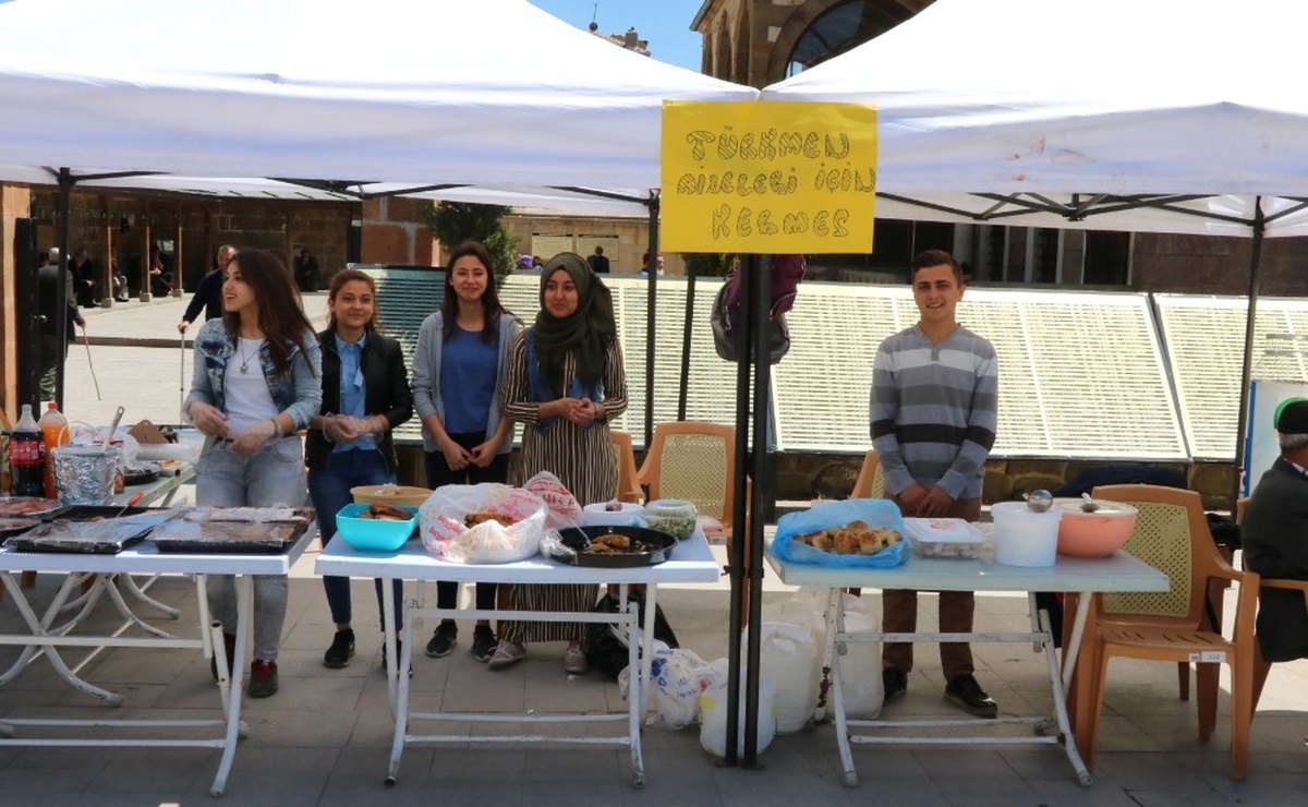 Yozgat\'ta Öğrenciler Türkmen Aileler İçin Kermes Düzenledi