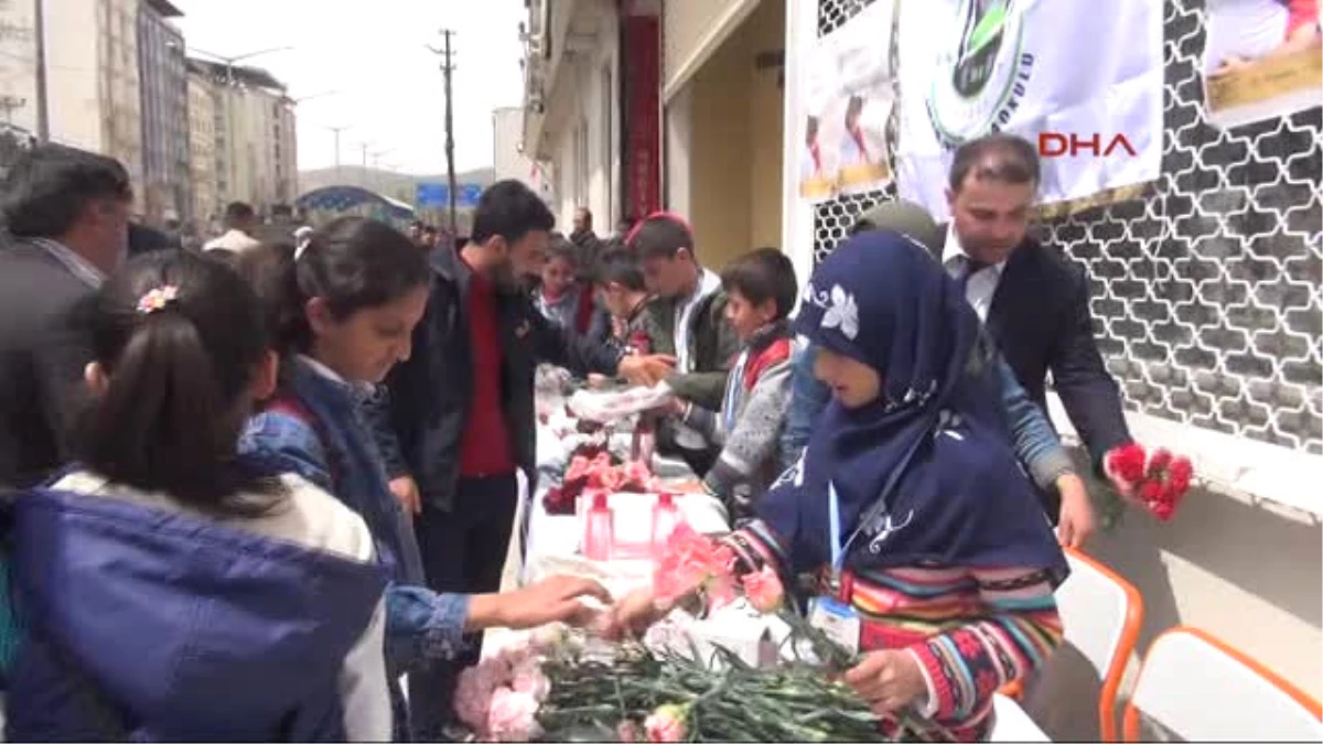 Yüksekovalı Öğrenciler Gül ve Lokum Dağıttı