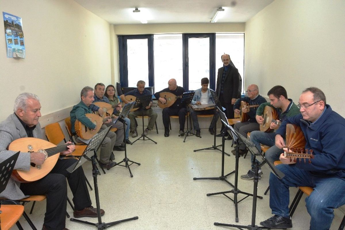 76 Yaşında Ud Kursuna Gidiyor