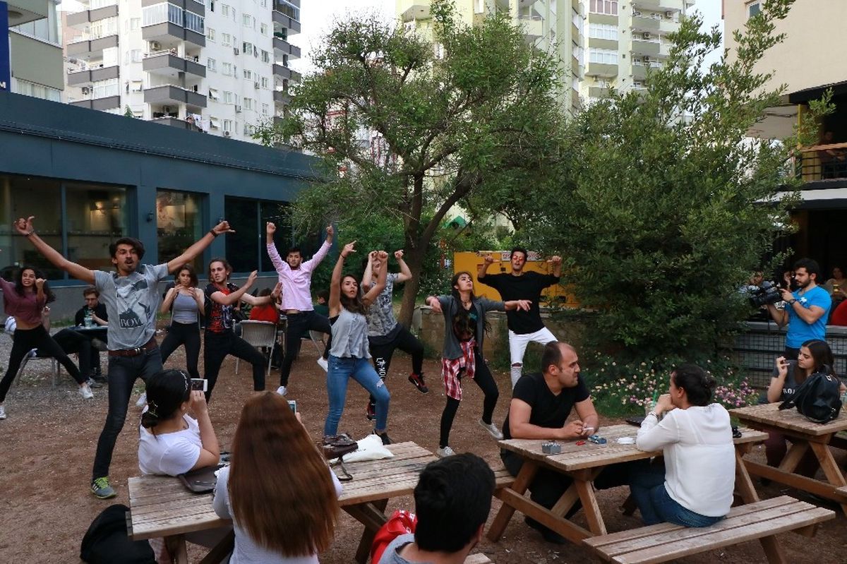 Adana\'da Cafe ve Caddelerde Dünya Dans Günü Etkinliği