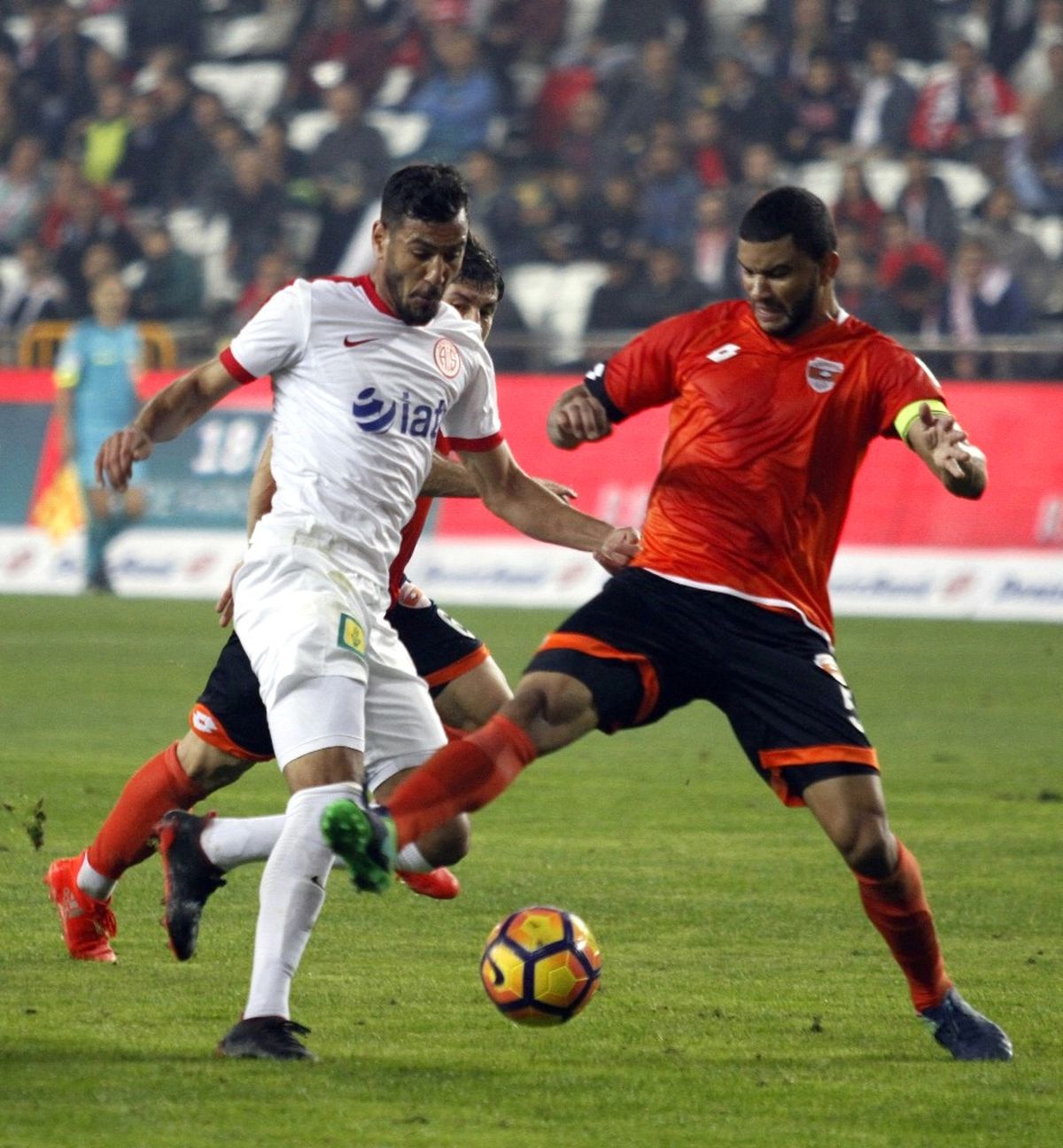 Adanaspor ile Antalyaspor Ligde 12. Randevuda