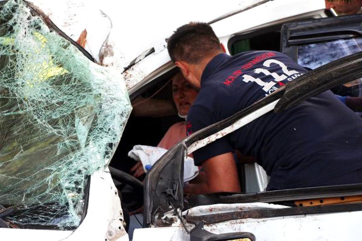 Ağaçlara Çarpan Otomobilin Hamile Sürücüsü Yaralandı