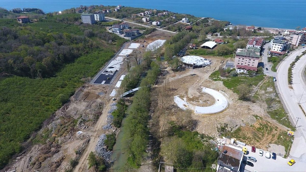 Akçakoca\'da Yapımı Devam Eden Parkta Yok Yok