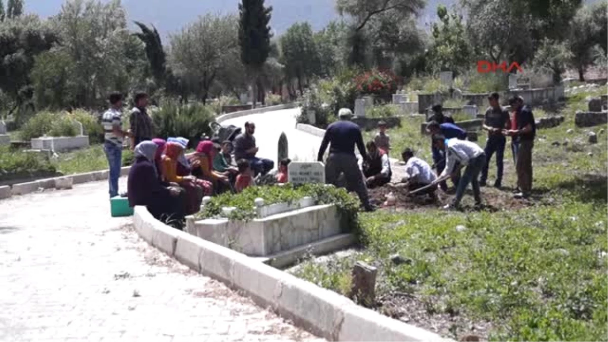 Antalya Aşı Sonrası Öldüğü Iddia Edilen Bebek Toprağa Verildi