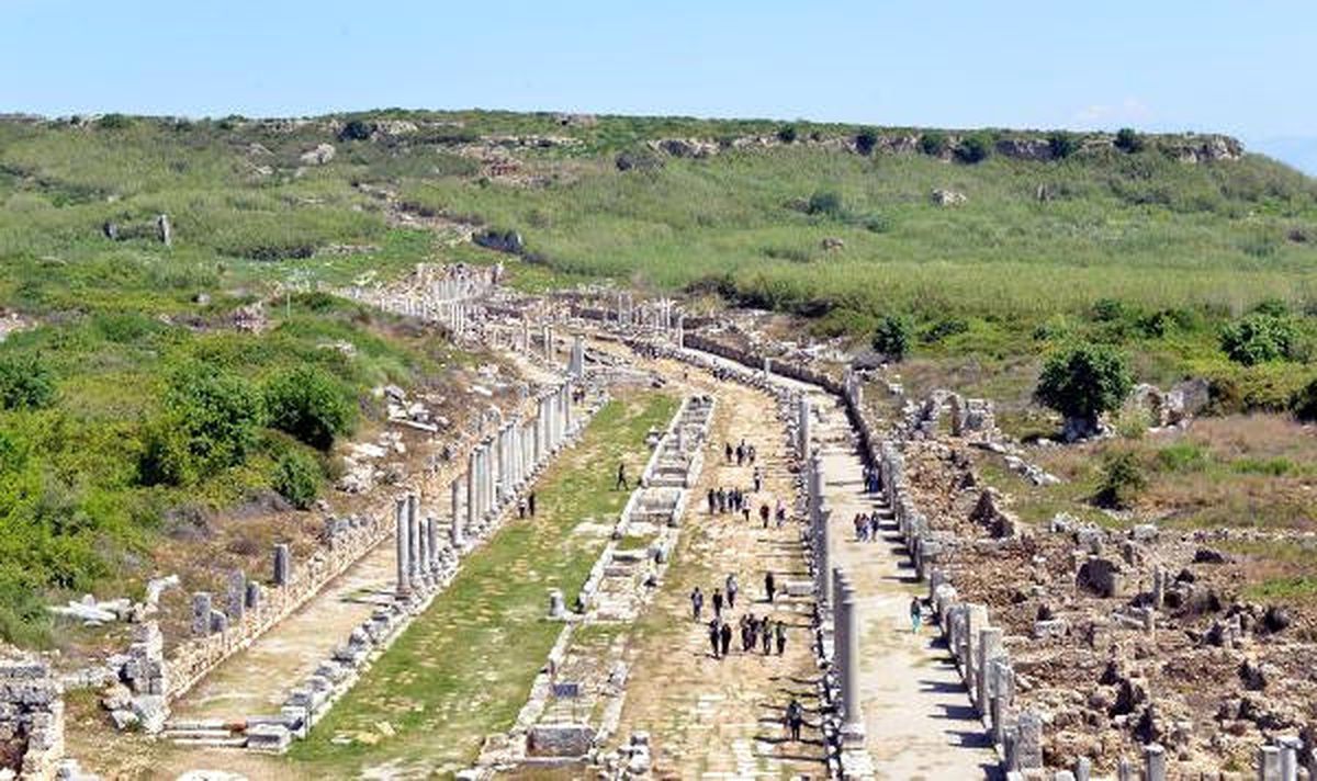 Antik Perge Ayakta, Esnafı Çöküşte