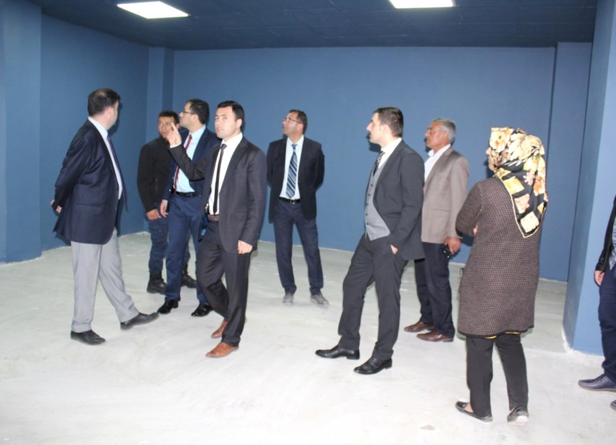 Başkan Vekili Uzan, Adem ile Gençlik Merkezi\'nde İncelemelerde Bulundu