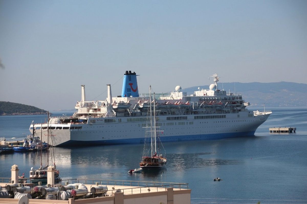 Bodrum\'a Sezonun İlk Gemisi Geldi Bin 200 Yolcuyla Geldi