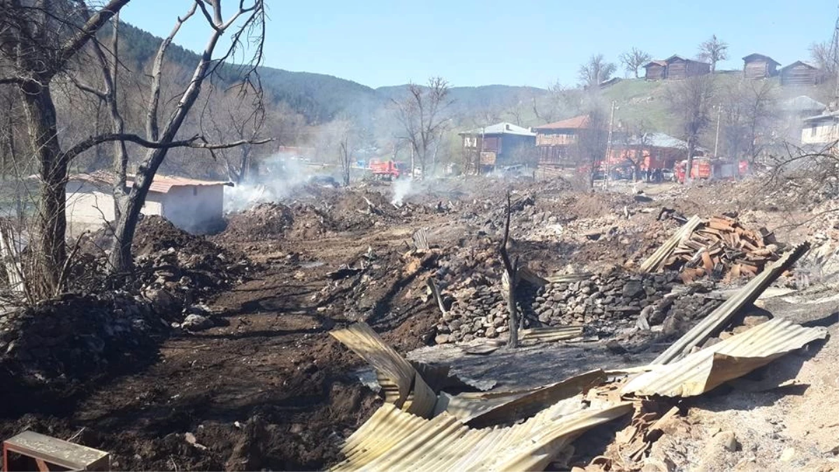 Çorum\'da Köy Yangını: 50 Ev Yandı