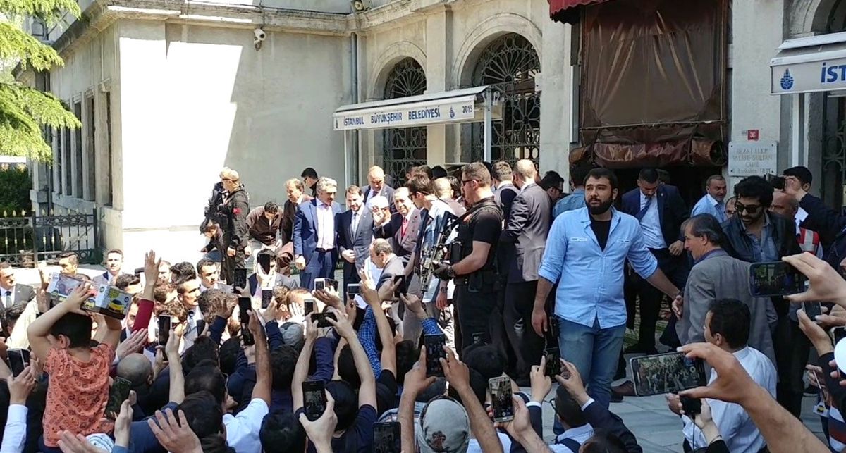 Cumhurbaşkanı Erdoğan Cuma Namazını Bezmialem Valide Sultan Camii\'nde Kıldı
