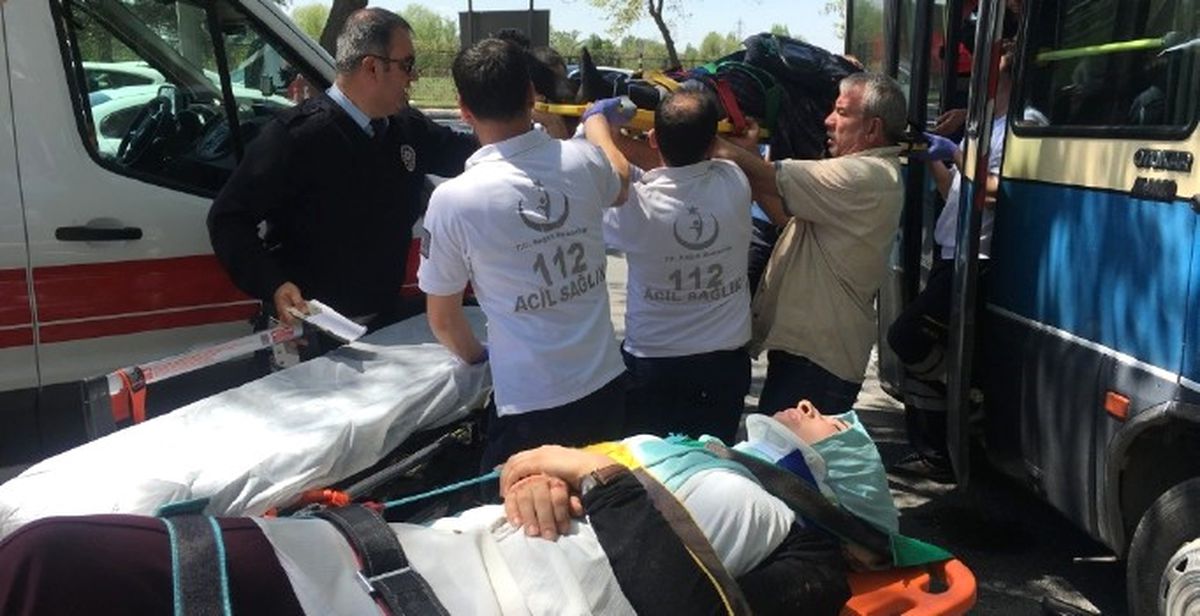 Dha Ankara: Kontrolden Çıkan Yolcu Minibüsü Ağaca Çarptı; Yaralananlar Var