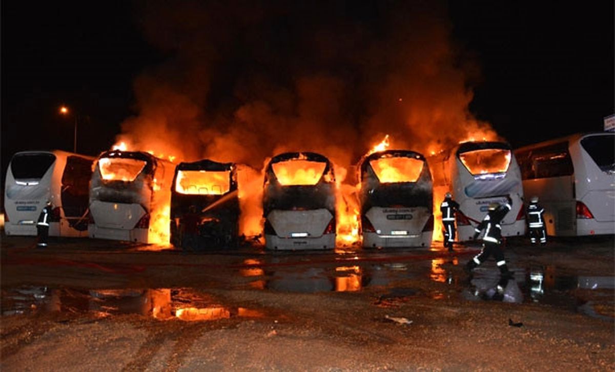 Dha Yurt - Park Halinde Bulunan 7 Otobüs Alev Alev Yandı