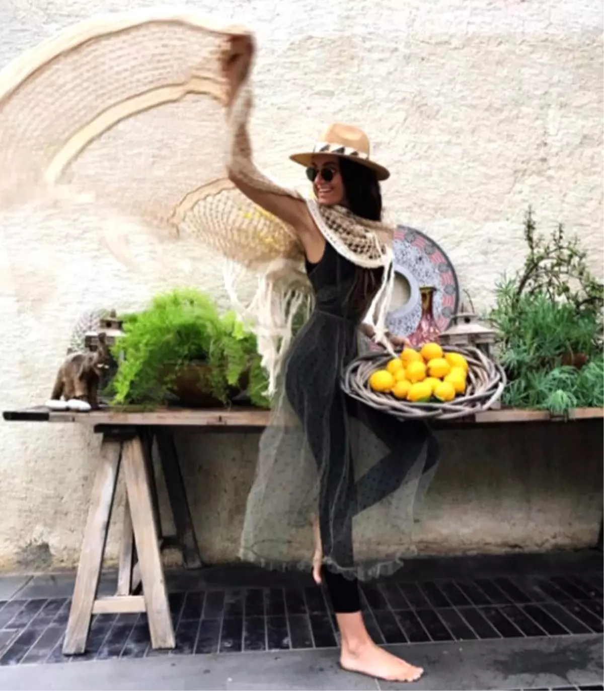 Eda Taşpınar, Kıyafetlerini Bağış Kapsamında Satışa Çıkardı