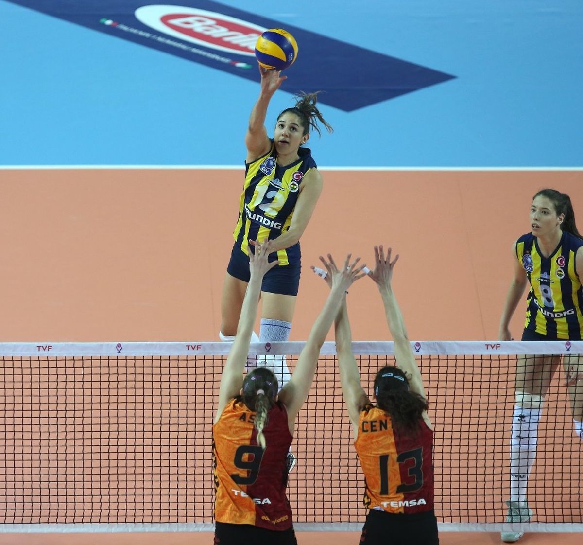 Fenerbahçe, Galatasaray\'ı 3-0 ile Geçti