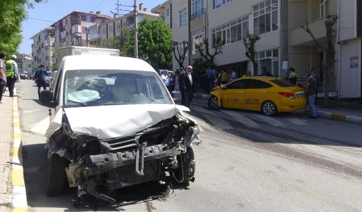 Hafif Ticari Araç ile Taksi Çarpıştı: 3 Yaralı