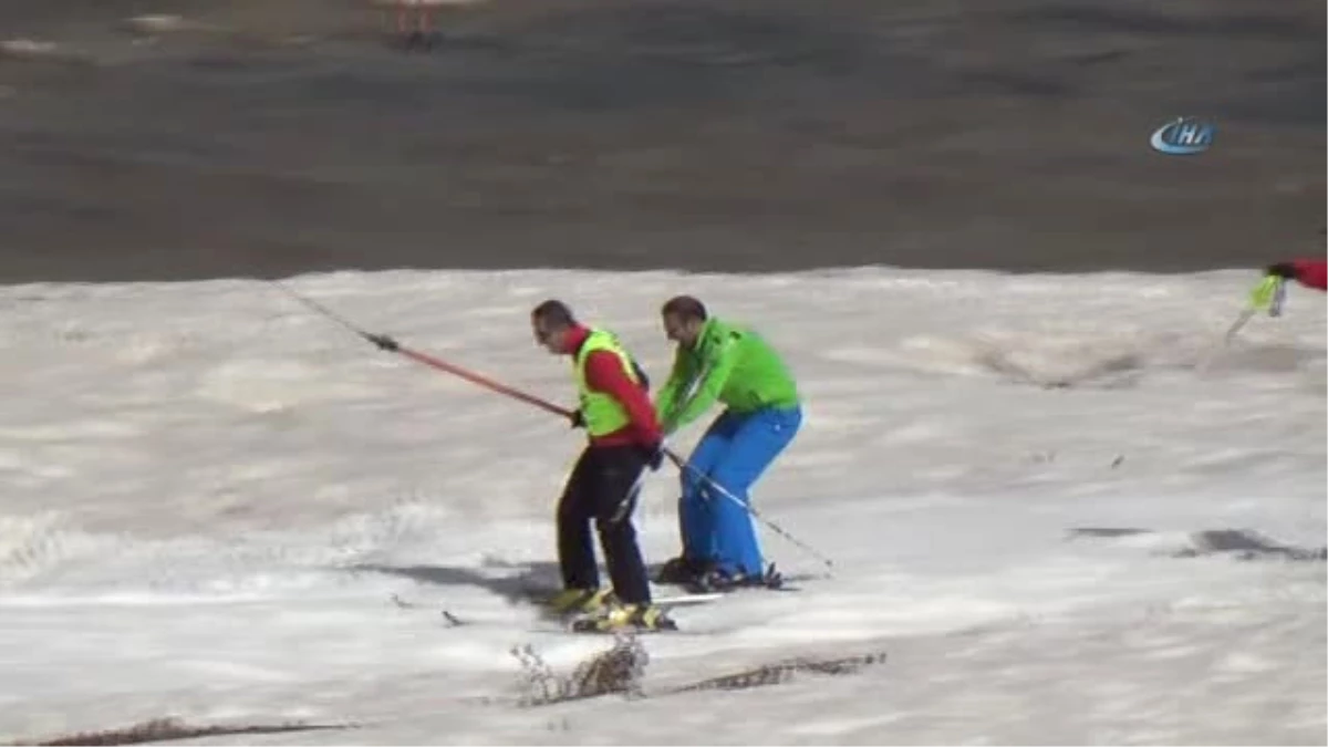 Hakkari\'de Valilik Kupası Kayak Yarışması Düzenlendi