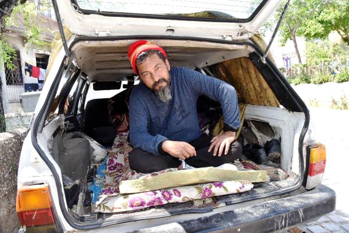 Hurda Otomobilde Yatıp Kalkıyor