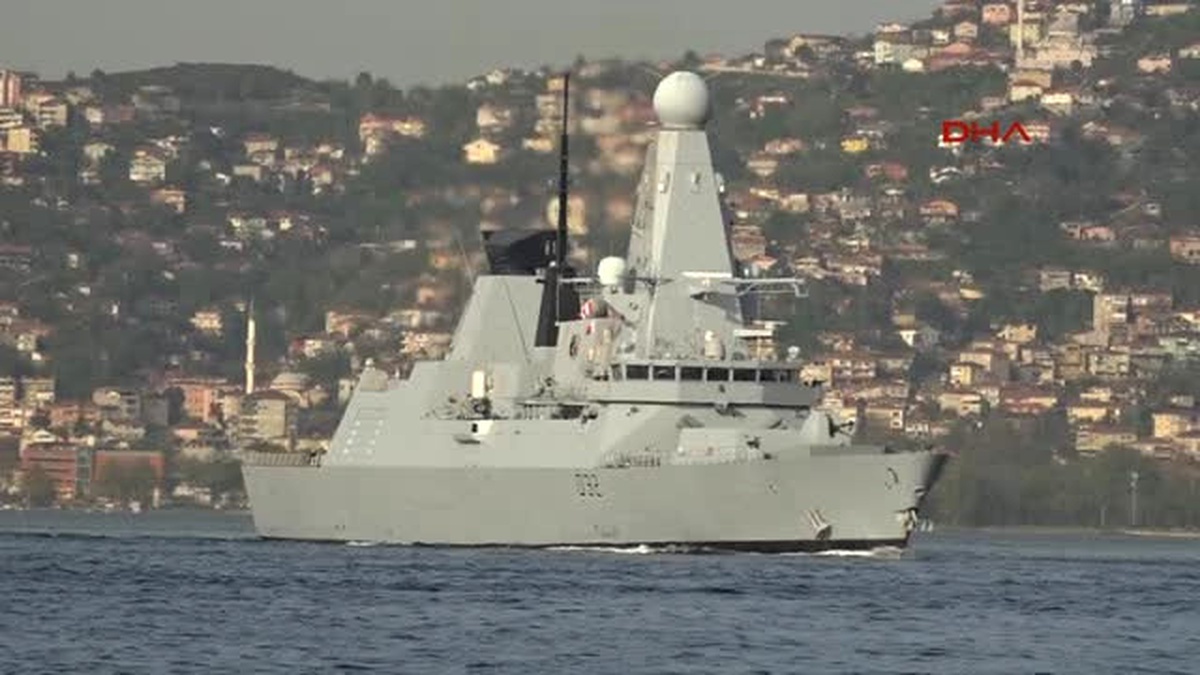 İngiliz Savaş Gemisi İstanbul Boğazı\'ndan Geçti