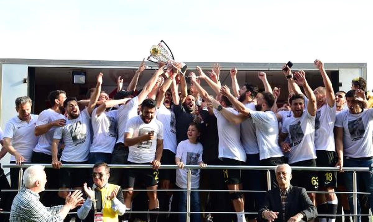 İstanbulspor Şampiyonluk Kupasını Kaldırdı