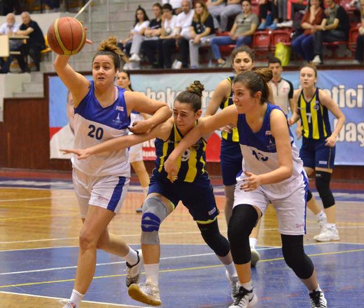 İzmir Büyükşehir Belediyespor 1\'inci Lig Kapısında