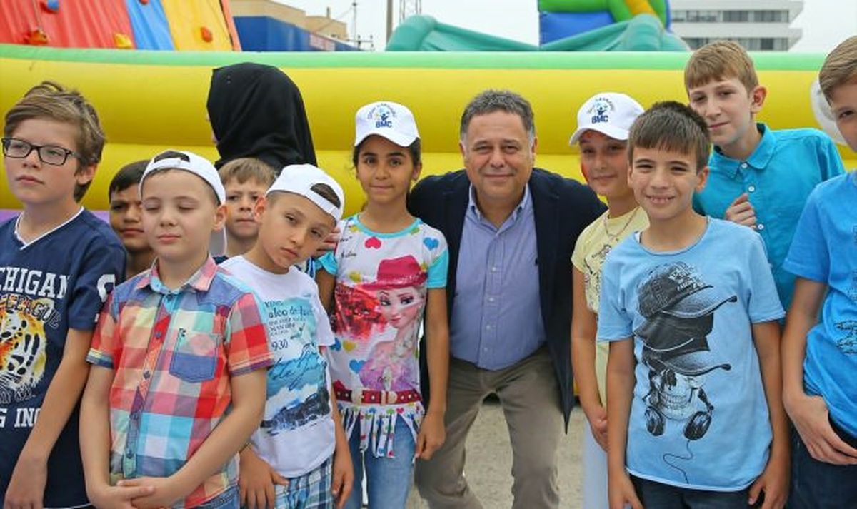 İzmir\'deki Bmc Fabrikasında Çocuklar İçin Şenlik