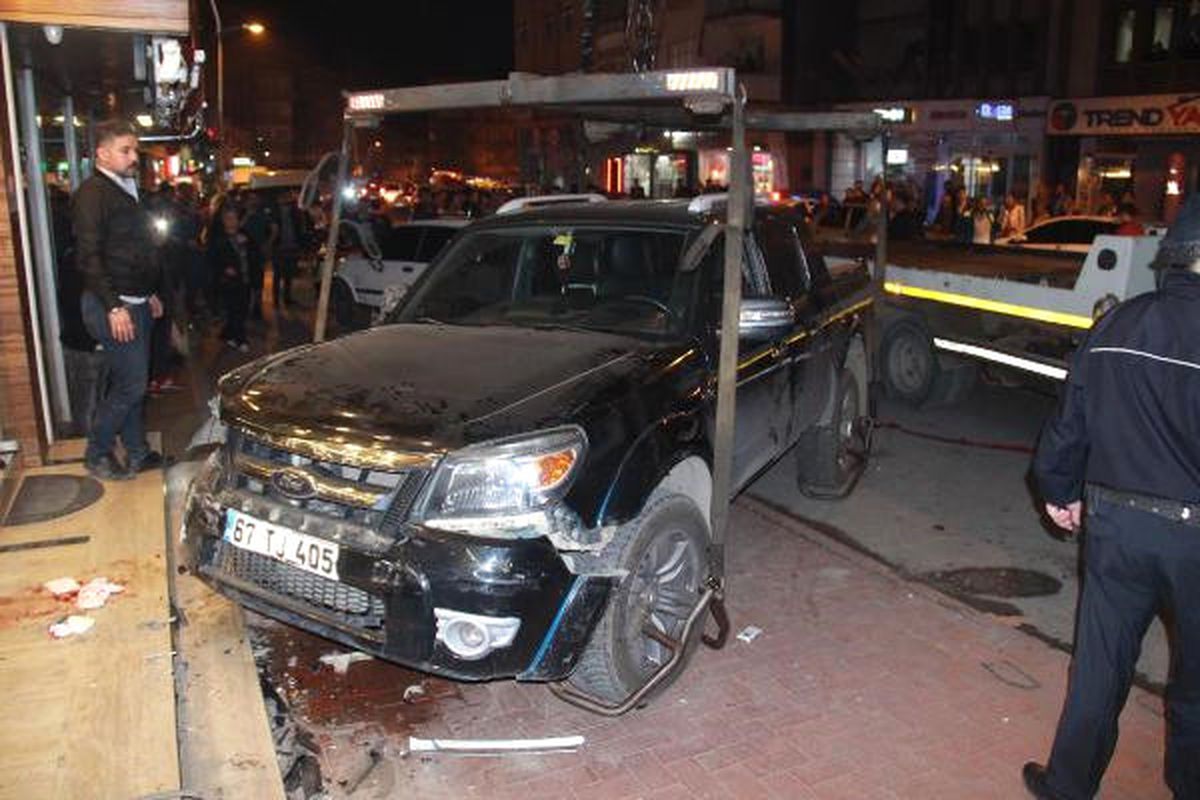 Kamyonet, Park Halindeki 5 Araca Çarptı: 3 Yaralı