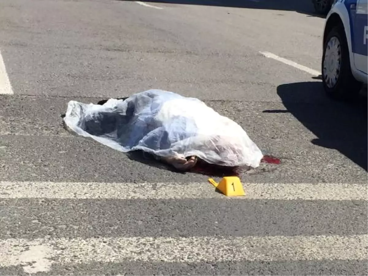 Karşıdan Karşıya Geçmek İsterken Otomobil Çarptı: 1 Ölü