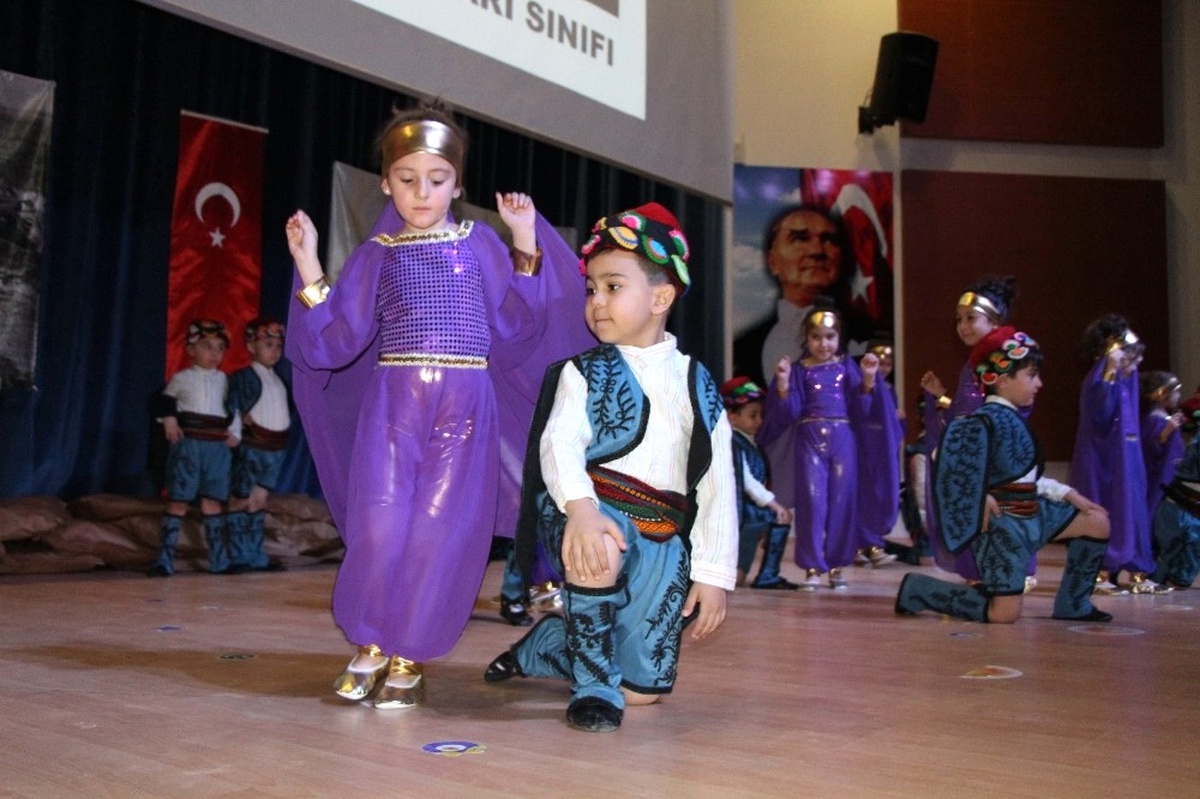 Miniklerden \'Kültürümle Büyüt Beni\' Gösterisi