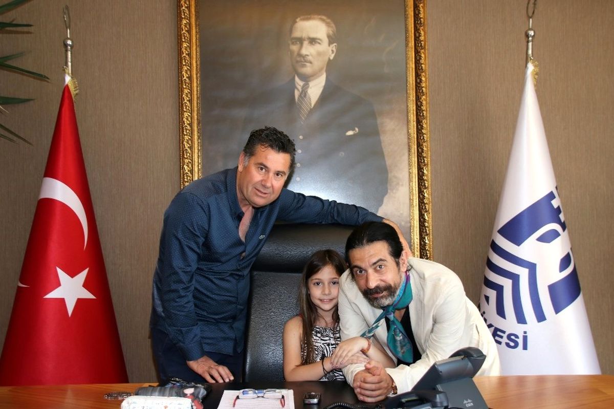 Okan Bayülgen\'in Kızı Başkan Oldu