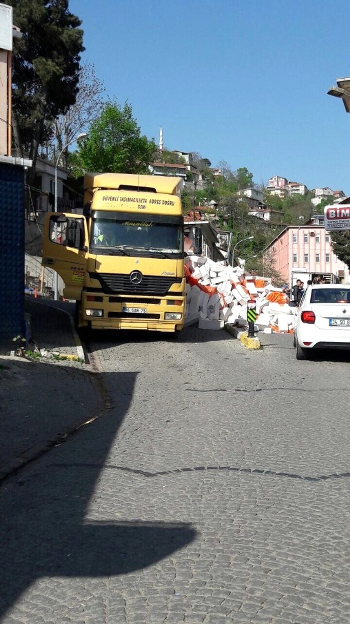 Beykoz\'da Hazır Beton Kalıpları Yola Böyle Yıkıldı