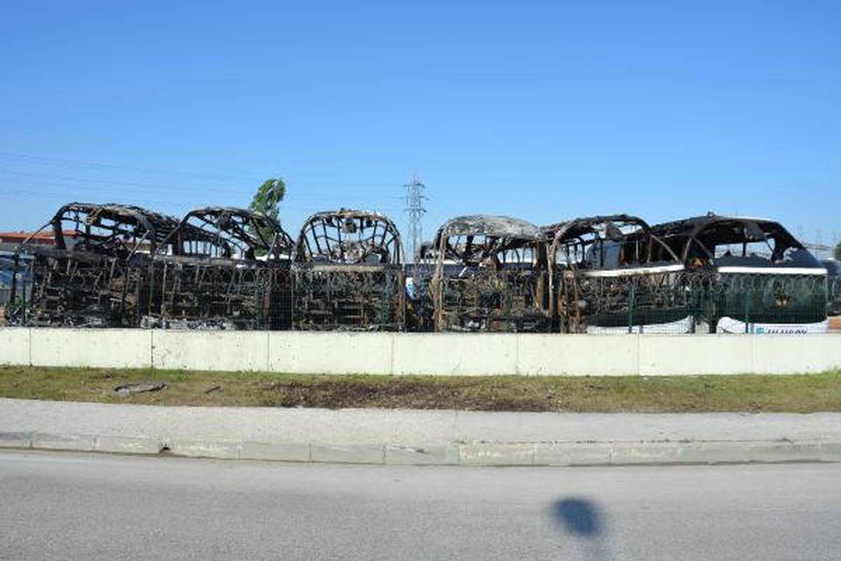 Park Halinde Bulunan 7 Otobüs Yandı (2)