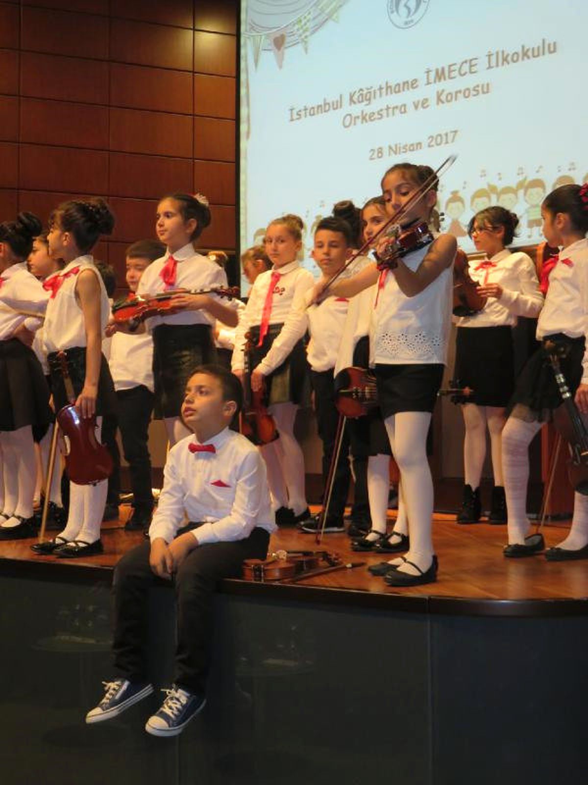 Rekor Kıran Borsa Çalışanlarına Minik Öğrencilerden Konser