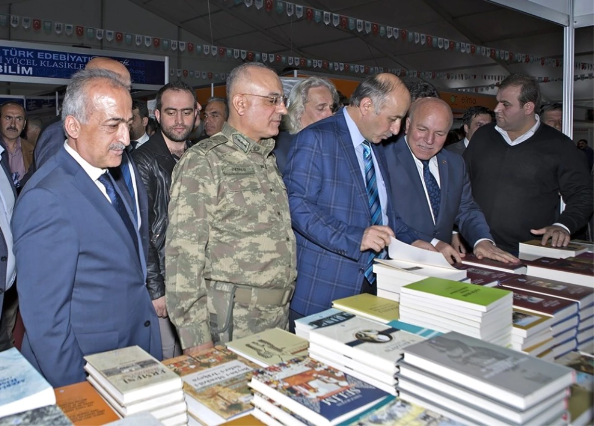 Rektör Çomaklı, Erzurum Kitap Fuarı\'nın Açılışına Katıldı