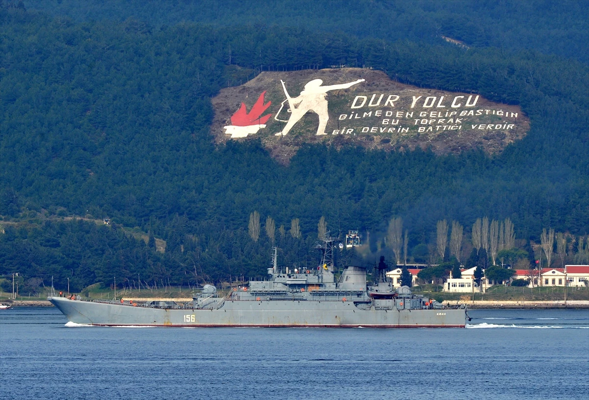 Rus Askeri Gemisi Çanakkale Boğazı\'ndan Geçti