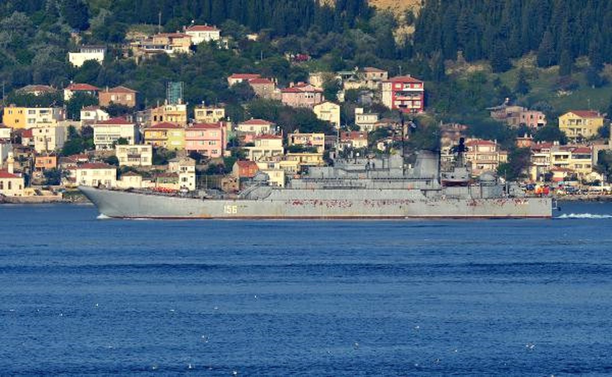 Rus Savaş Gemisi Çanakkale Boğazı\'ndan Geçti