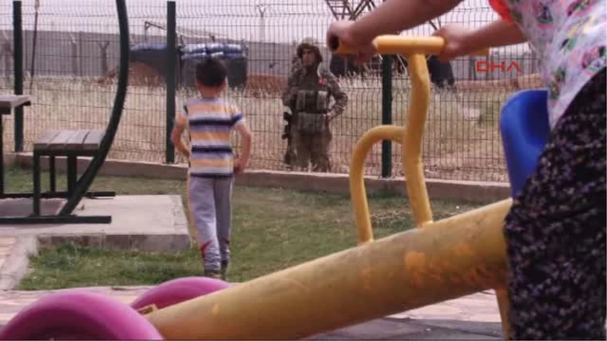 Şanlıurfa Sınırda Asker Eli Tetikte Görev Yapıyor, Çocuklar Ise Parkta Oynuyor