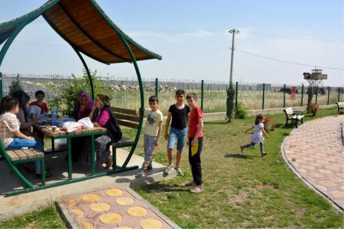 Sınırda Asker Eli Tetikte Görev Yapıyor, Çocuklar İse Parkta Oynuyor