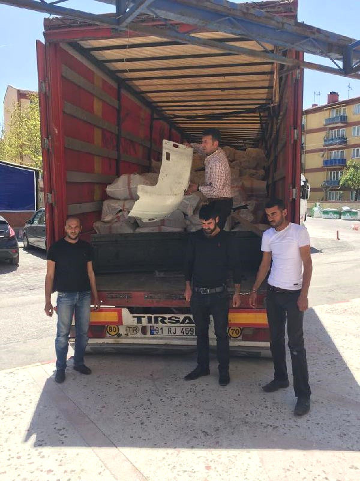 Tır\'dan 404 Bin 500 Paket Kaçak Sigara Çıktı