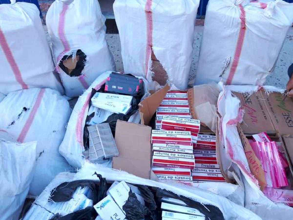 Tır\'dan 404 Bin 500 Paket Kaçak Sigara Çıktı