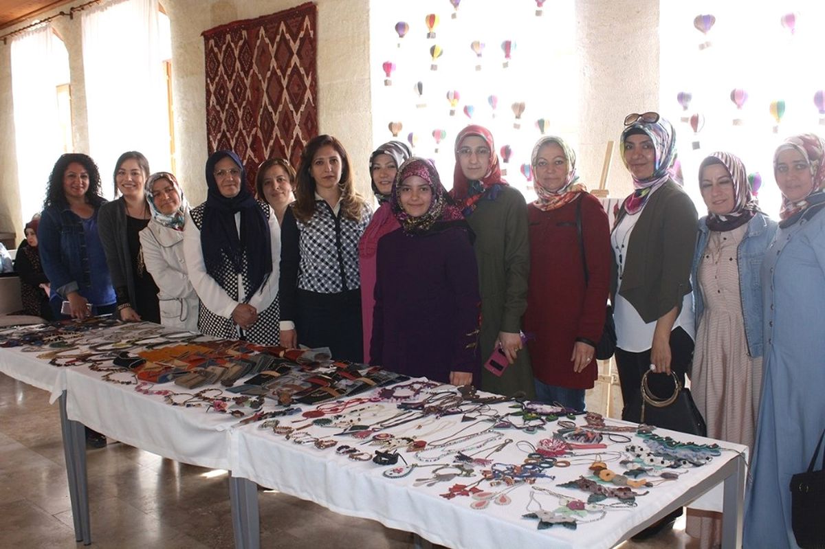 Uçhisar Kadın Kültür ve Eğitim Merkezi\'nde, Deri ve Aksesuar Sergisi Açıldı