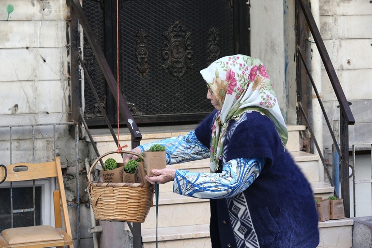 Zeytinburnu\'nda Sokakları Fesleğen Kokusu Sardı