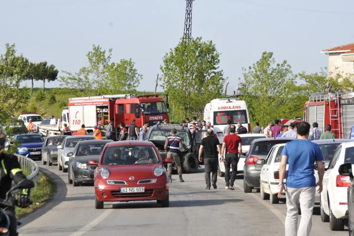 3 Araç Çarpıştı: 2 Ölü, 5 Yaralı