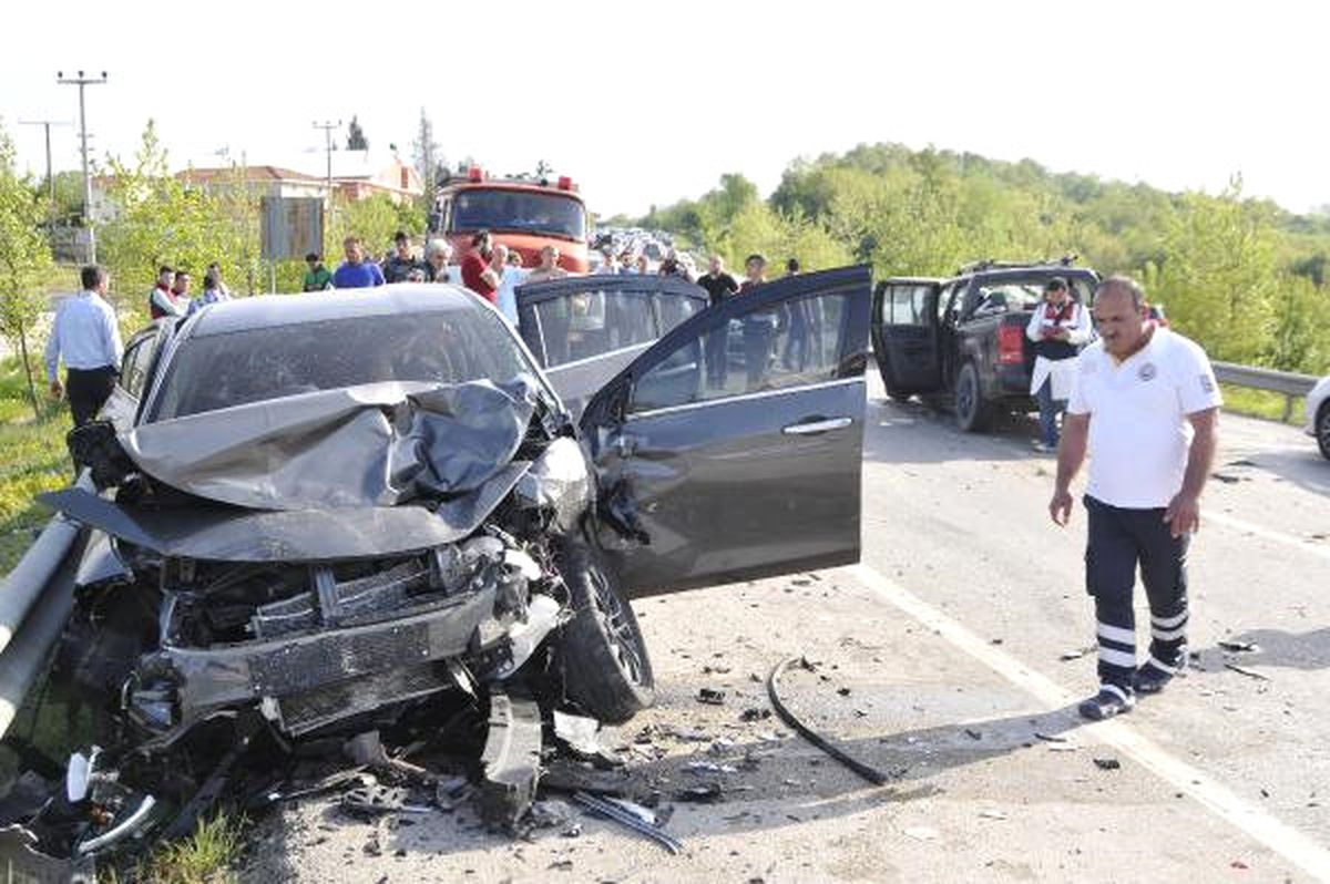 3 Araç Çarpıştı: 2 Ölü, 5 Yaralı