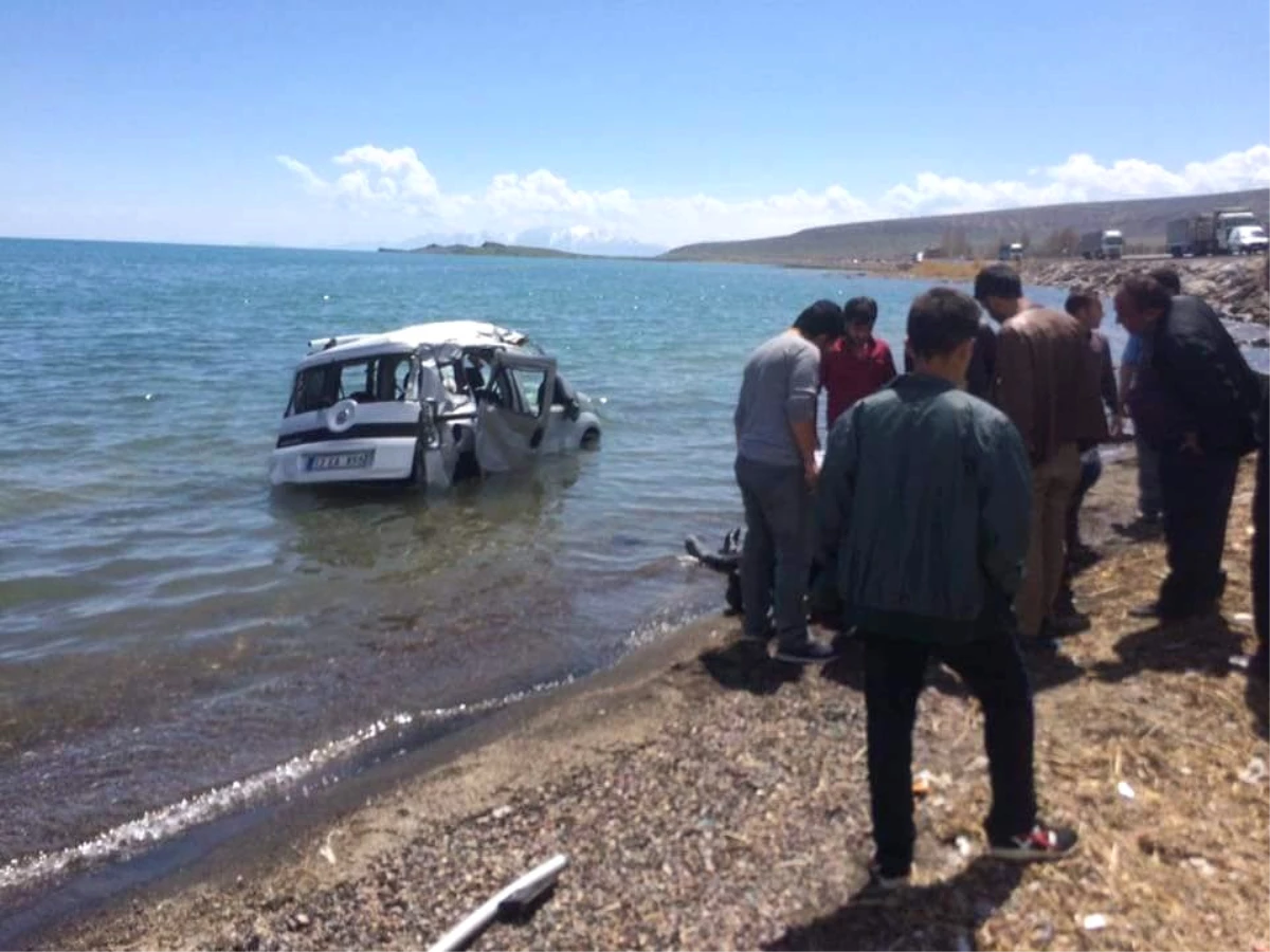 Ahlat\'ta Trafik Kazası: 1 Ölü 3 Yaralı