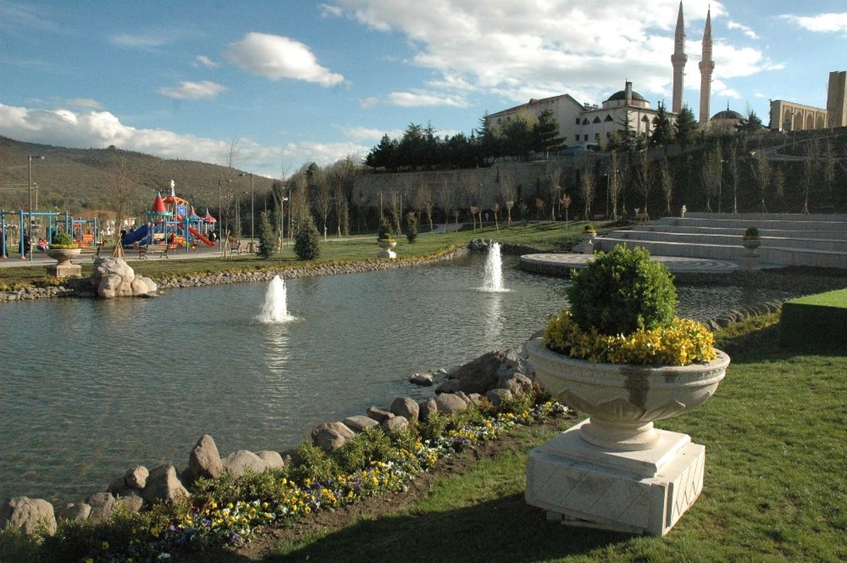 Ankara Büyükşehir\'den Çevre İlçe Meydanlarına da Çiçek Vazoları