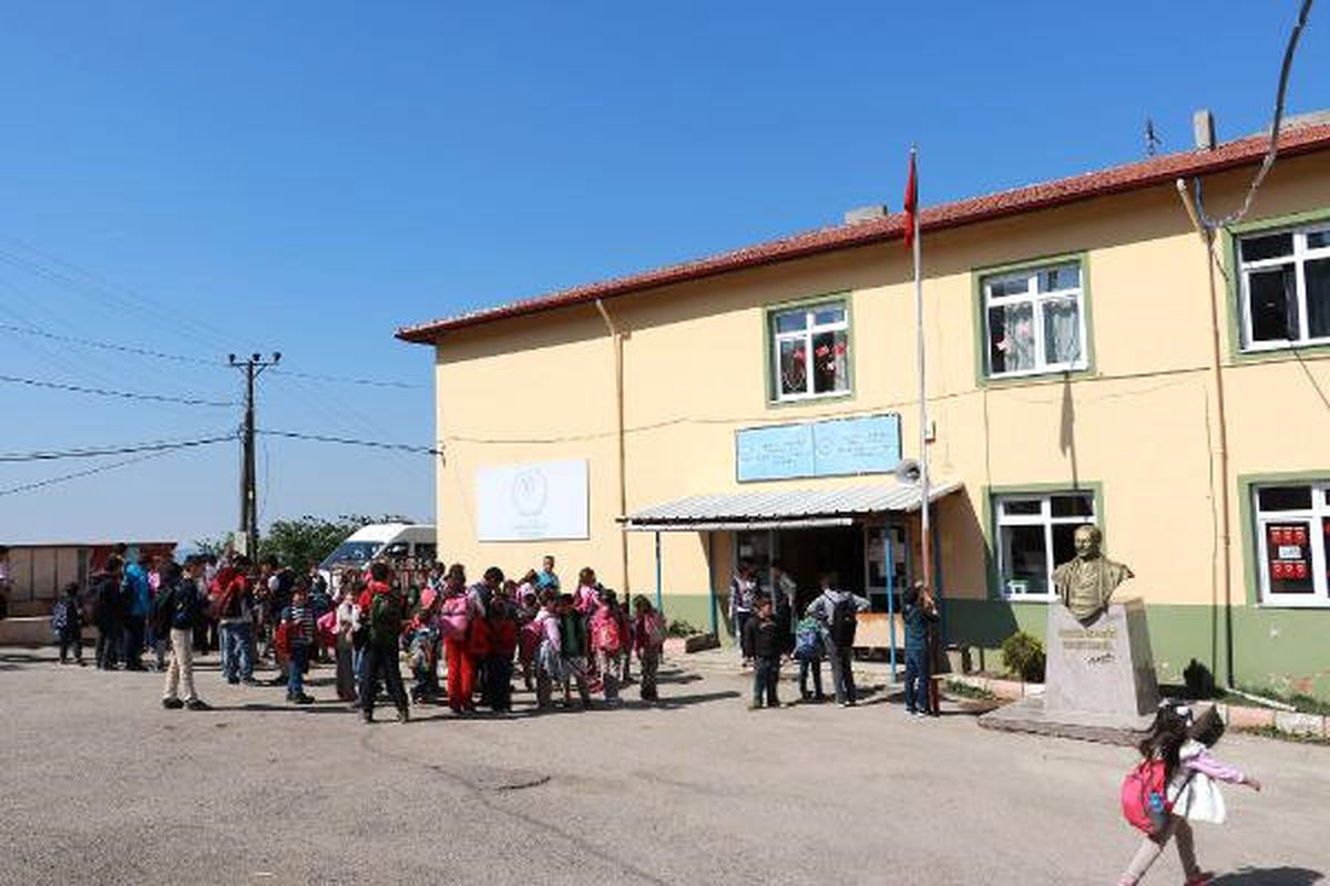 Başkan Salman, İlk Emekli Maaşıyla Okula Atatürk Büstü Yaptırdı