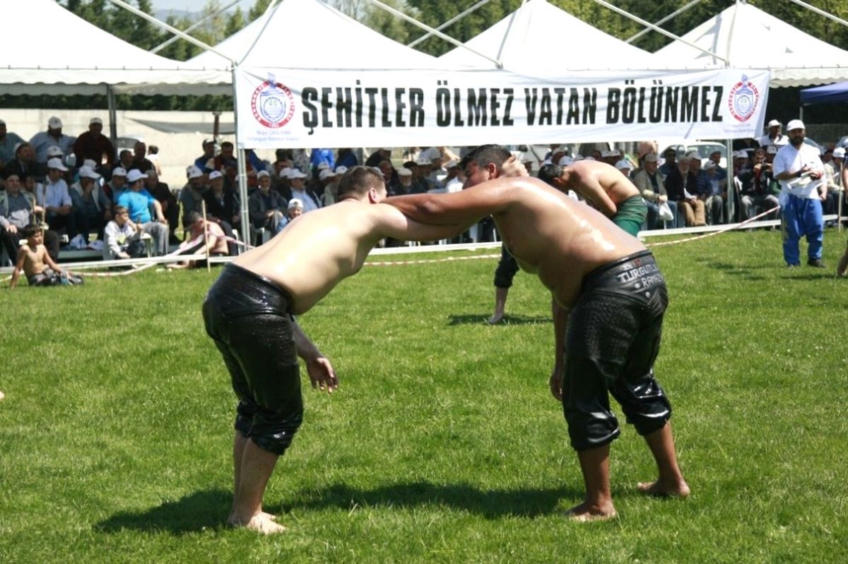 Bursa\'da Düzenlenen Yağlı Güreşler Nefes Kesti